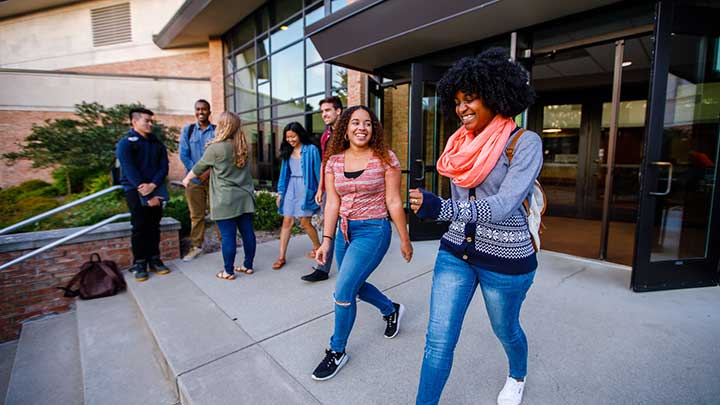 在密歇根大急流城，加尔文学院的学生走出校园里的圣约美术中心