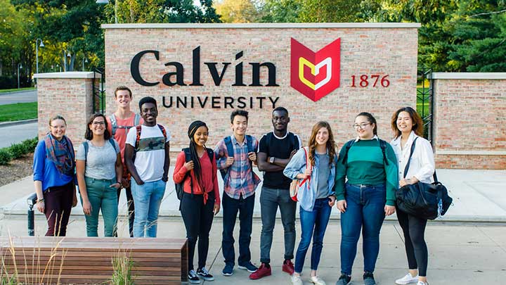 A large group of international Calvin students.
